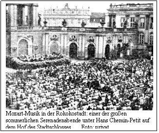 Mozart-Musik in der Rokokostadt: einer der großen sommerlichen Serenadenabende unter Hans Chemin-Petit auf dem Hof des Stadtschlosses.      Foto: privat