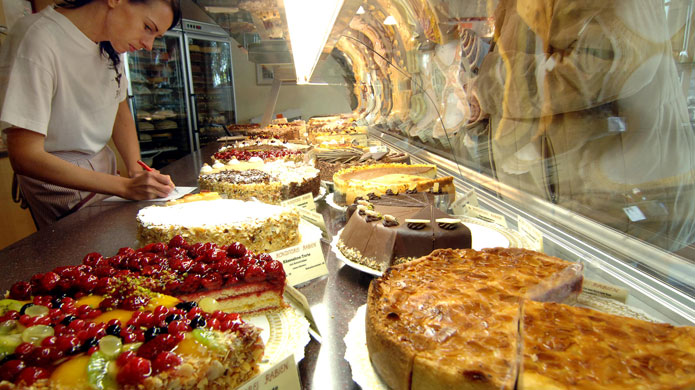 Baumkuchen und Torten Frischebuffet der Konditorei Rabien