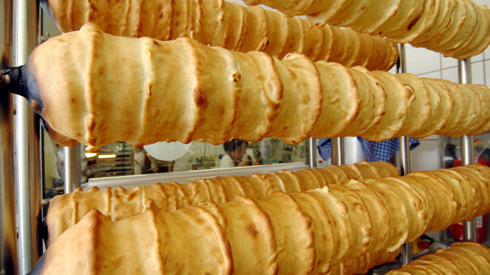 Baumkuchen auf der Welle, von Hand aufgetragen