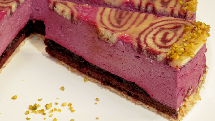 Cassis-Mousse-Torte mit schwarzen Johannisbeeren, Jenever