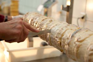 Der Baumkuchen wird abgeschnitten